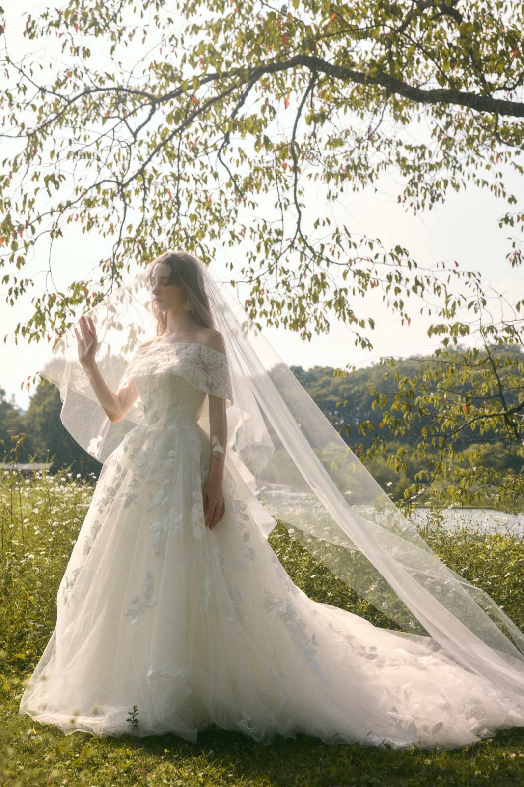 数多くのウエディングドレスを取り揃え、王道・ナチュラル・モードまで幅広く対応。