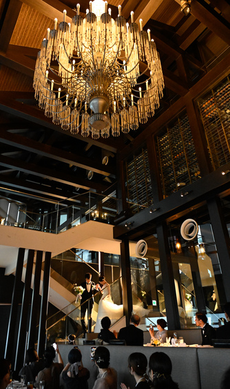 結婚式を考えて造られた「柱がない」会場設計。どの席からも二人の姿をしっかりと見届けることができる