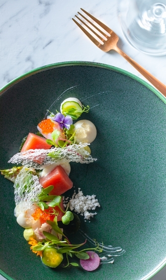 季節の新鮮な食材を使って、おふたりの祝宴にふさわしい美食を創り上げる