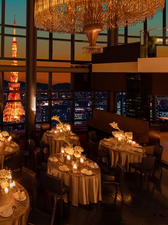 予約必須の人気店でのレストランウェディング。抜群のサービスでのおもてなしが実現できる