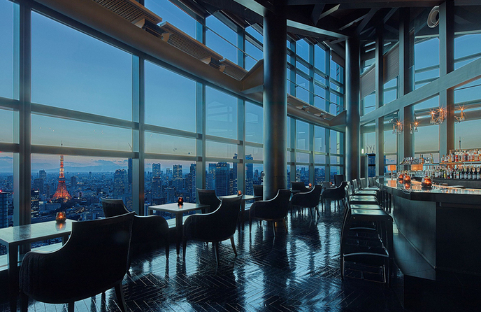 【Bar Majestic】吹き抜け2Fの空間はバーカウンターを使ったデザートブッフェが人気の演出。広々とした空間をふたりらしいコーディネートで自由に飾って