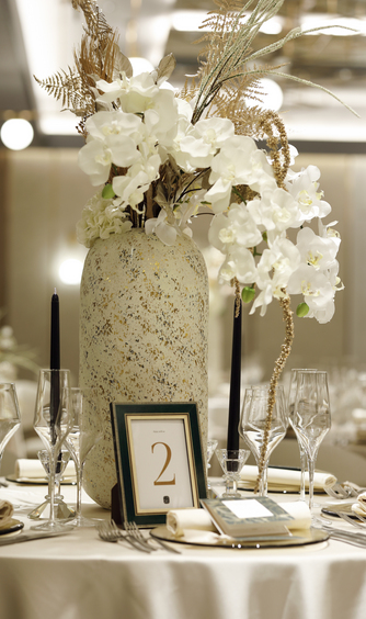 大ぶりの花器や花材でエレガンスな印象に、レストランWでも叶う高級感ある空間作り