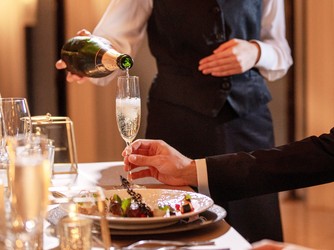 ランドマークが点在する都心のナイトタイムは、まばゆい景色を楽しむことができる