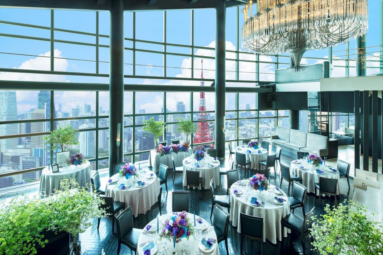 天井高13m、85名着席可能の開放的なパーティ会場。巨大な一面窓からたくさんの自然光が降り注ぐ。東京タワーを間近に望み、東京の街並みを一望できる美空間。東京らしい結婚式をここで。