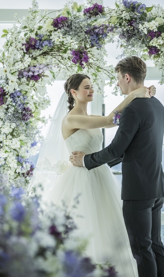 青空に見守られた祭壇での花嫁姿は、ゲストにとっても印象的な場面に