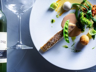 オープンキッチンから届く出来立ての料理とペアリングワインのマリアージュを愉しんで