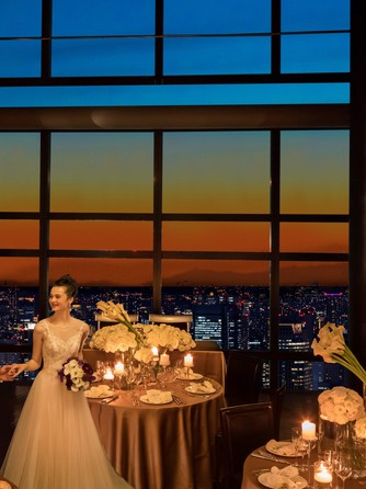 スクリーンからのサプライズ入場が人気演出。ゲストを驚かそう！