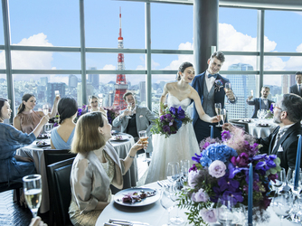 ゲストと同じテーブルを囲むスタイルは、アットホームで会話にも花が咲く