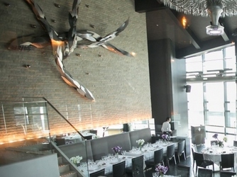 輝くシャンデリアやスタイリッシュなインテリアが演出する、大人のムード漂うダイニング。