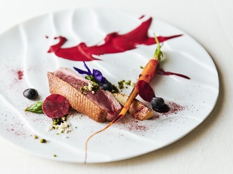 魚介は鮮度抜群の素材を仕入れるので、旬の美味を存分に堪能して