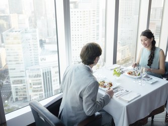 ちょっと贅沢なランチタイムには、窓際確約のアニバーサリープランやスペシャルランチなどの贅沢コースも