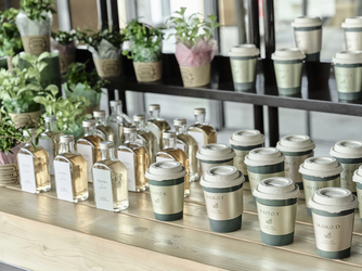 ウェルカムドリンクは二人が厳選したコーヒーをオリジナルカップに入れてロビーに用意。