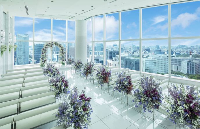 180度の東京ビューを望む絶景のチャペル。白を基調とした洗練された空間に空の青さが映りこむ美しい佇まい