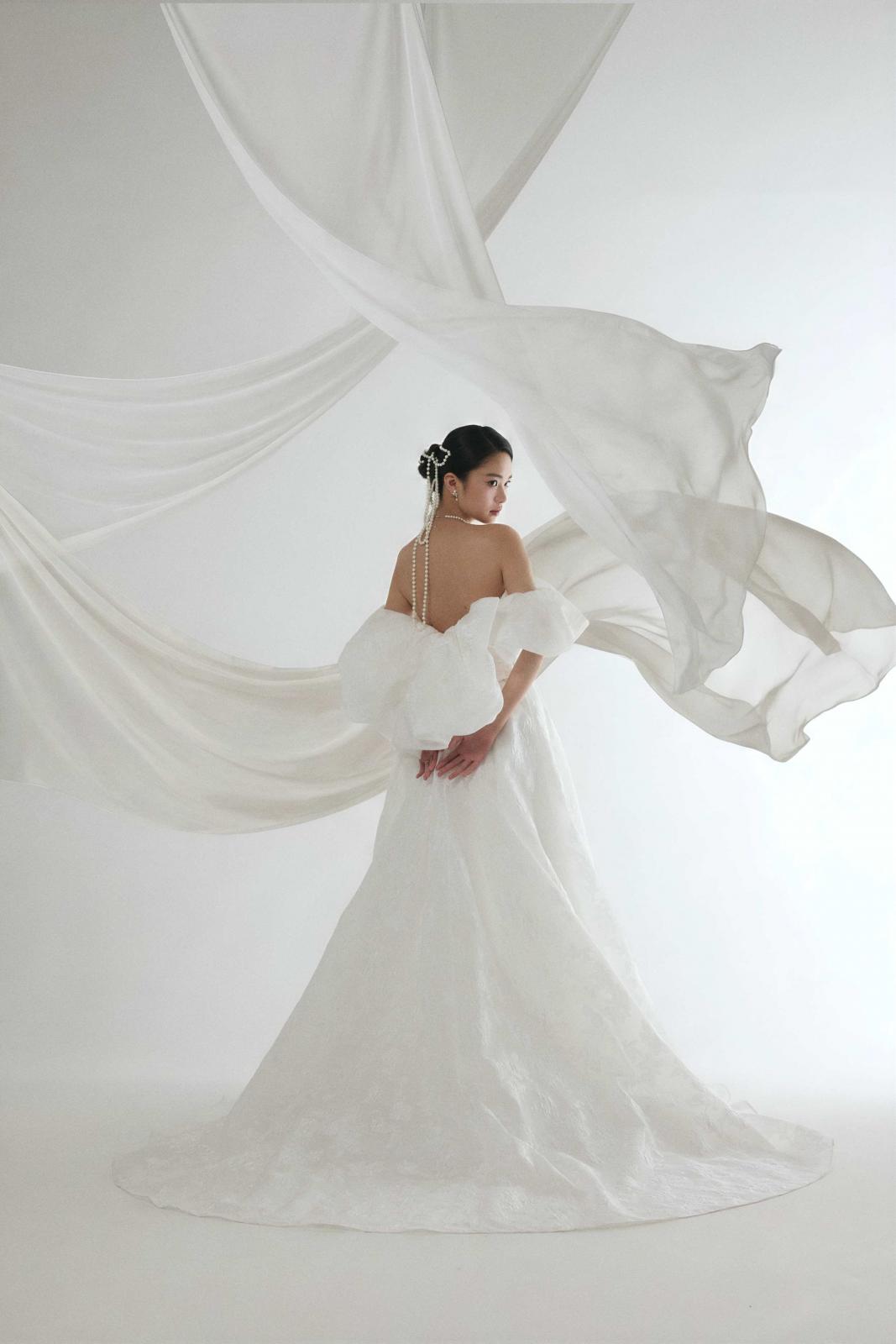 多彩なドレスコレクションの中から、花嫁の魅力を最大限に引き出す一着をご提案。