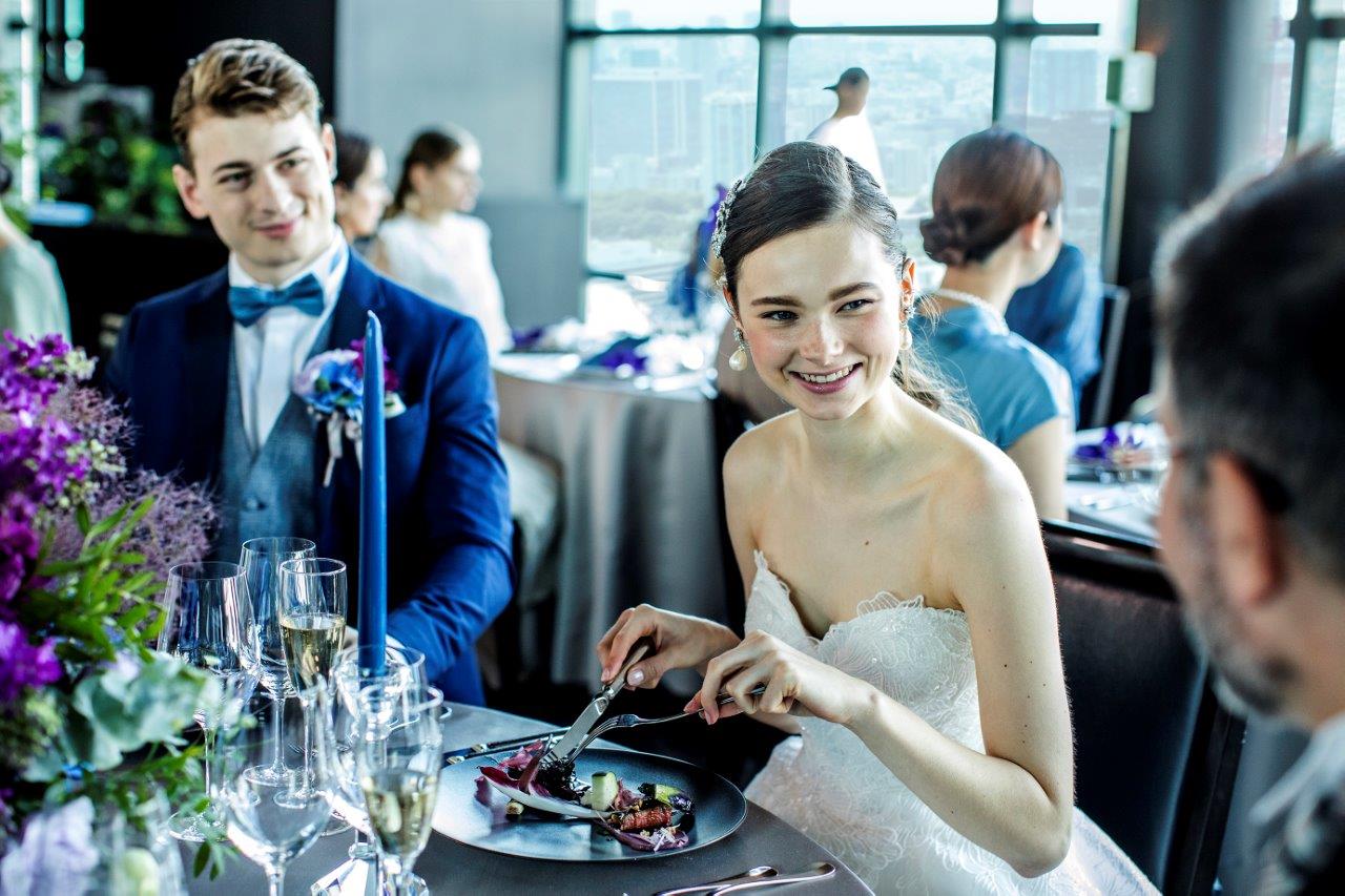 ゲストと一緒に食事をかこみ、和やかな時間を愉しんで