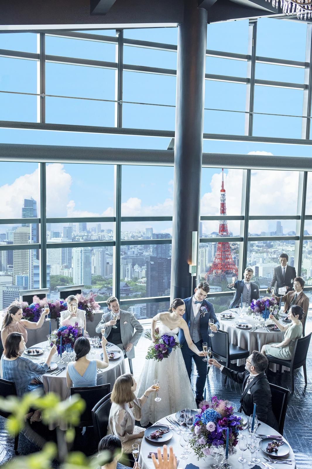 一面窓の大パノラマから降り注ぐ自然光と、どこまでも続く青空が開放的な空間