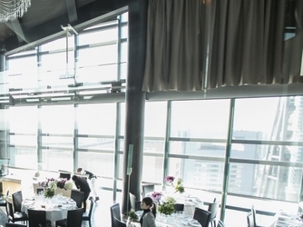 眼下に広がるまばゆい都心の風景を眺めつつ、心ときめくランチタイムを。