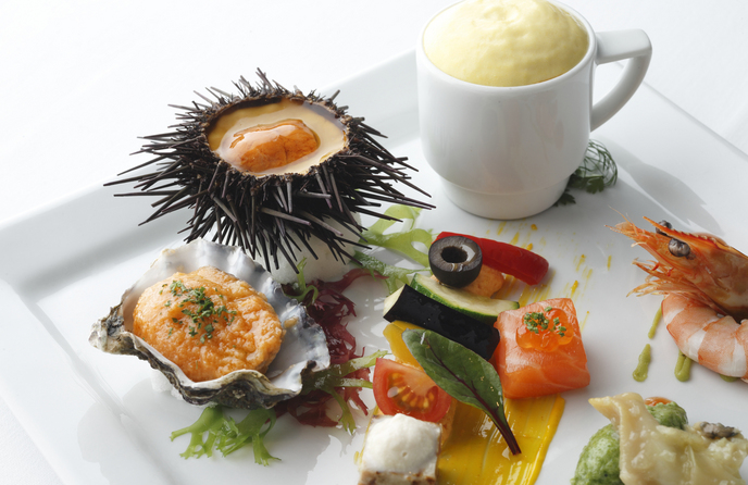 新鮮な魚介を贅沢に使用した前菜のワンプレートには当館のスペシャリテもご用意