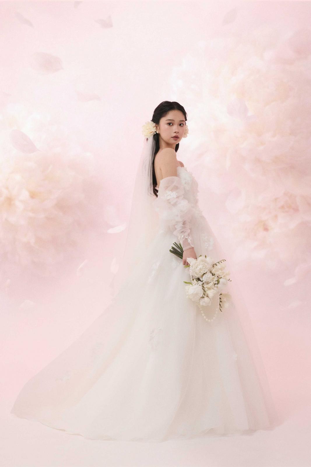 優しい質感が花嫁の愛らしさを引き立て、ナチュラルにも甘すぎない上品な印象が叶う一着。