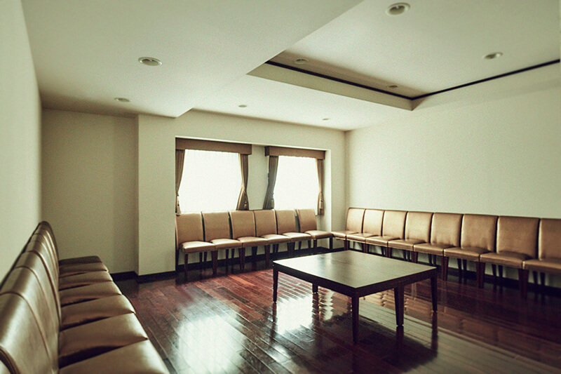 親族控室も完備。親族のご案内専属のスタッフが常駐し、細やかなサポートをおこなう