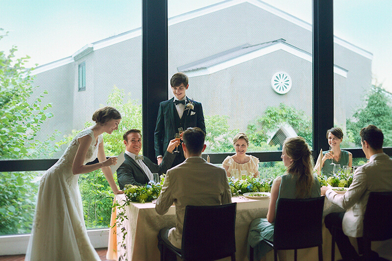 特別な演出をせず、美食と会話を楽しむパーティを。