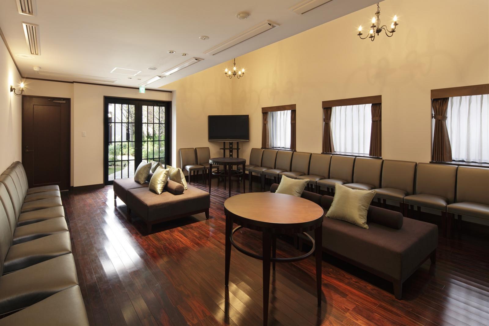 ゲストがリラックスできる待合ロビーはクロークが一体となっているため、ゲストの移動が少なくスムーズ。