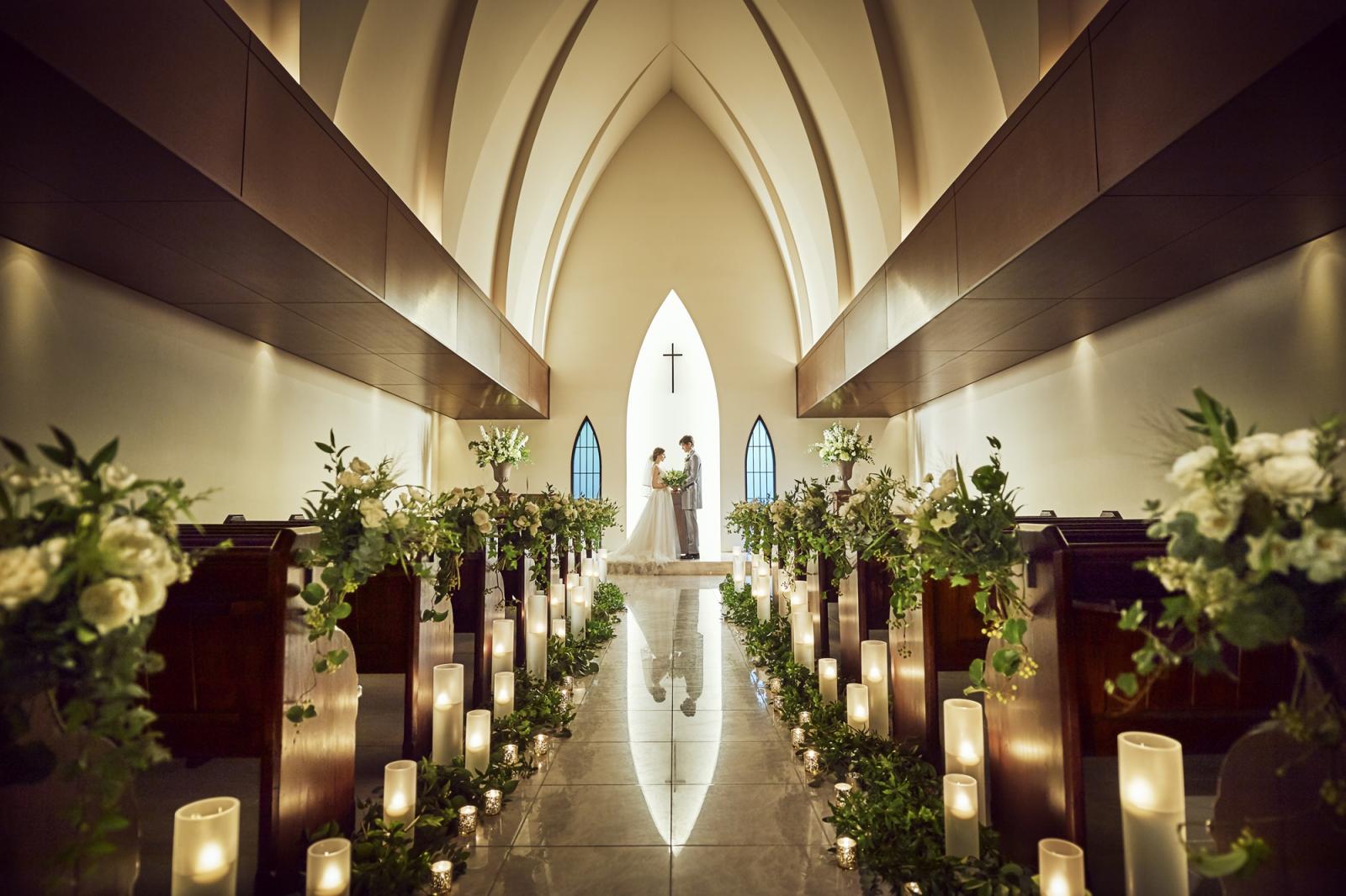 まるでリゾートのような緑豊かなお写真が残せる。挙式後には開放的なガーデンでフラワーシャワーやバルーンリリースなど、ゲストと祝福のセレモニーを