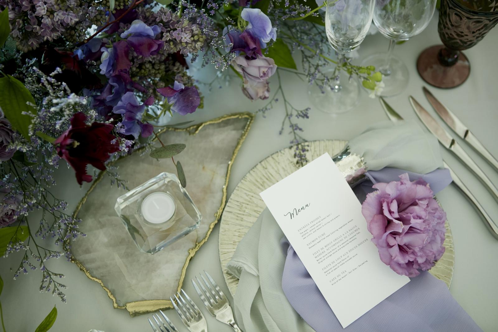 シーグラスの席札や小物、シフォンなども使いテーブル周りをアレンジしていく