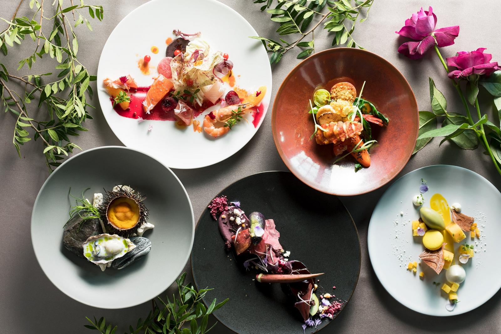 フレンチの伝統的な料理法や華やかな盛り付けが二人の祝宴を彩る。見た目も香りも豊かな五感で愉しむ料理