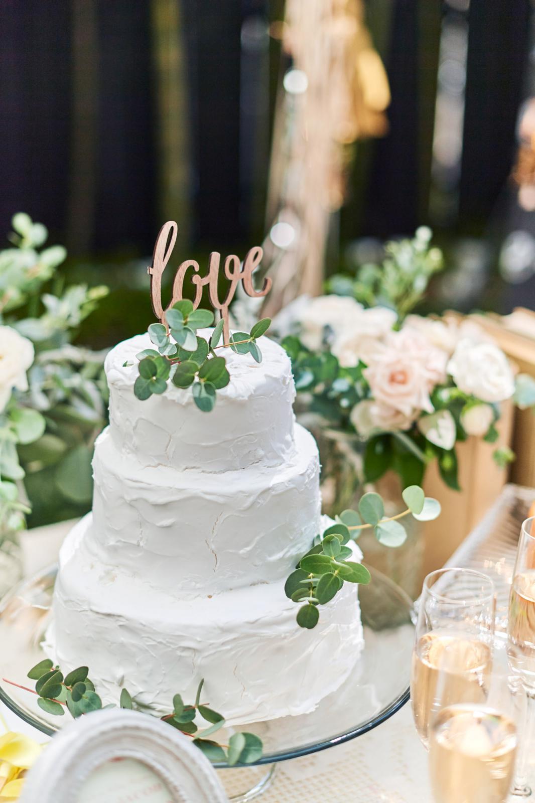 開放感溢れるガーデンでのケーキ入刀演出はお写真映えも抜群