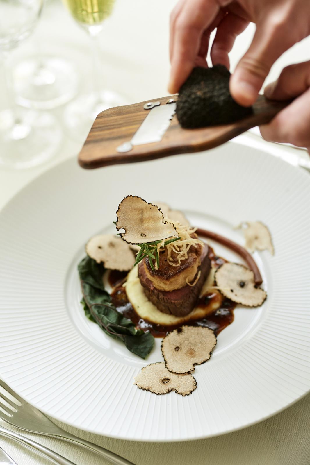 目の前で仕上げられる料理は、味だけでなく見た目や香りなど五感で楽しむことができる