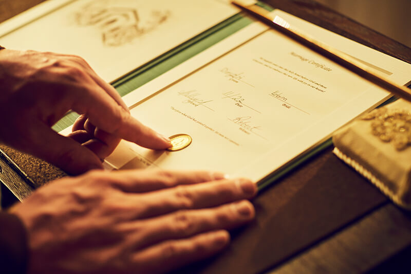 結婚証明書には、牧師先生からおふたりに贈られる特別なコインを添えて完成する