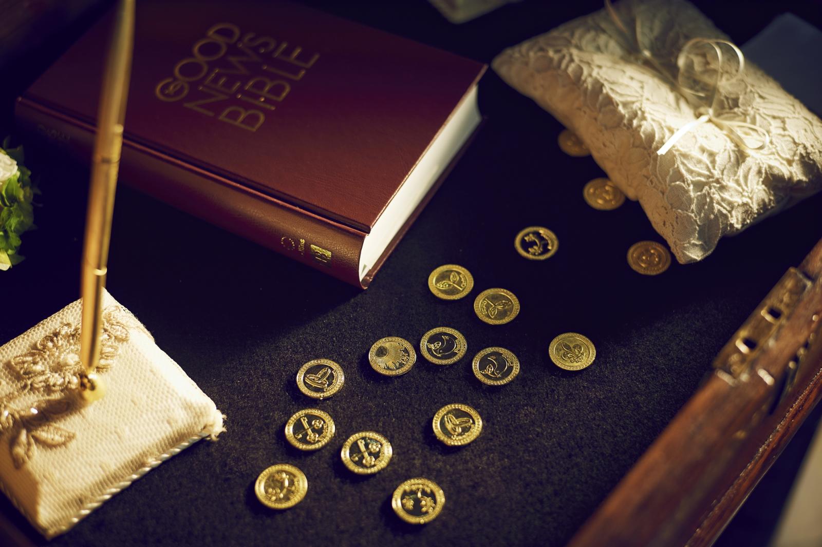 牧師から贈られる、おふたりだけのオリジナルコイン