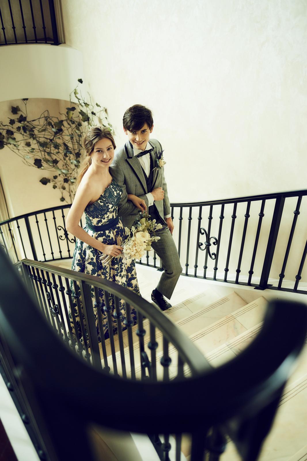 階段付きのパーティ会場で特別な入場シーンに