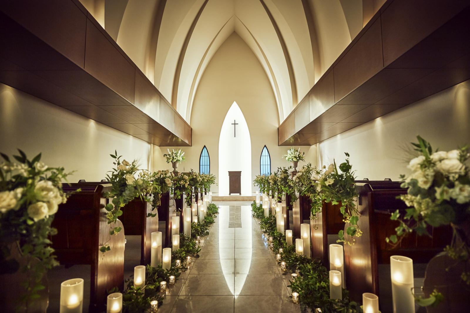 落ち着きのある装飾で統一された教会はユーカリの香りに包まれ、森の中を爽やかな風が吹き抜けるかのよう。<br />
扉を開いた瞬間、９ｍの長さを誇る大理石のバージンロードに心惹かれる。