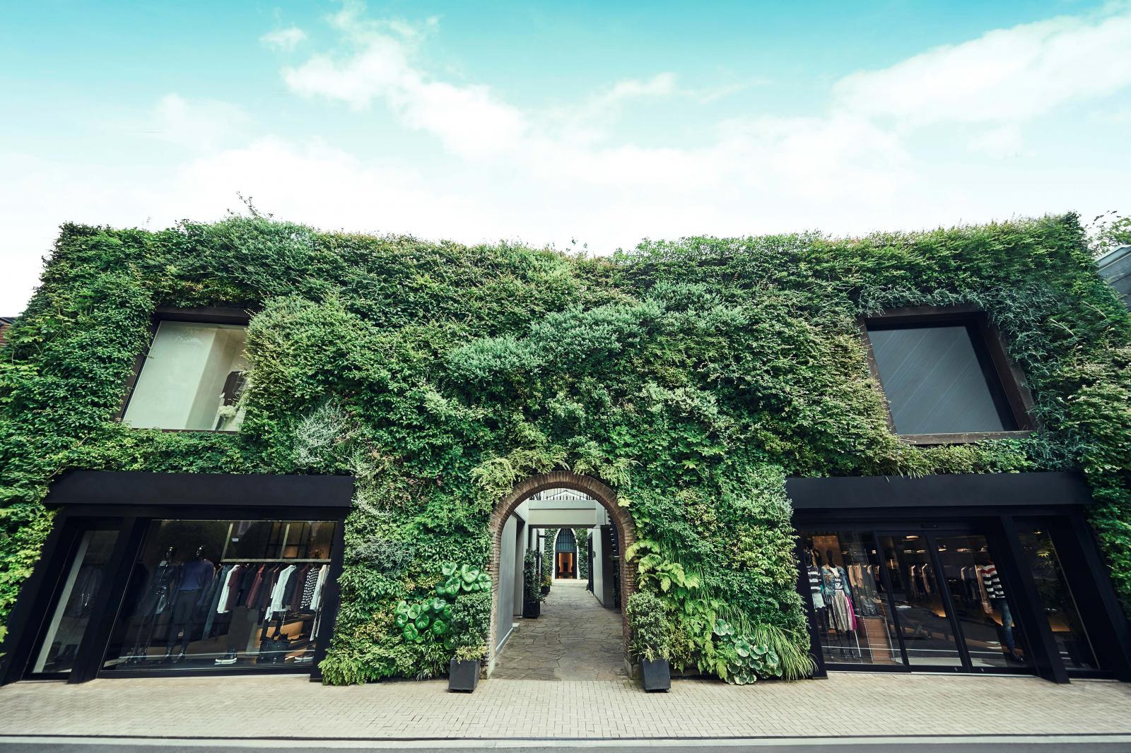 表参道駅から徒歩1分。歩いてきてすぐ目に飛び込む印象的な外観がゲストを迎える