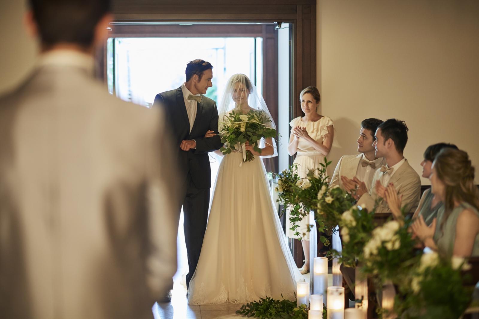 幼い頃の思い出を胸にバージンロードをゆっくり歩んで