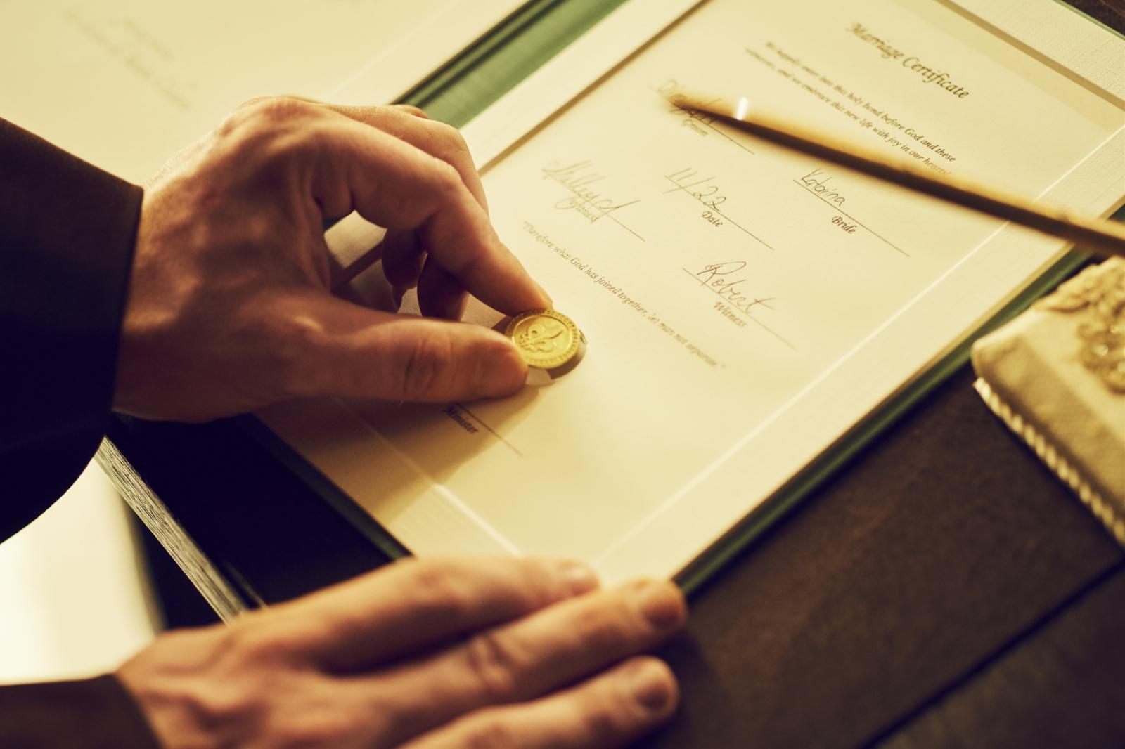 結婚証明書には牧師から二人への祝辞を刻んだオリジナルコインをうめこむセレモニーがある