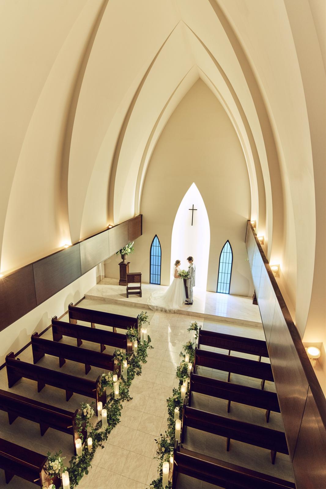 天井高13mの開放感あふれる教会には、聖歌隊と生演奏が響き渡る