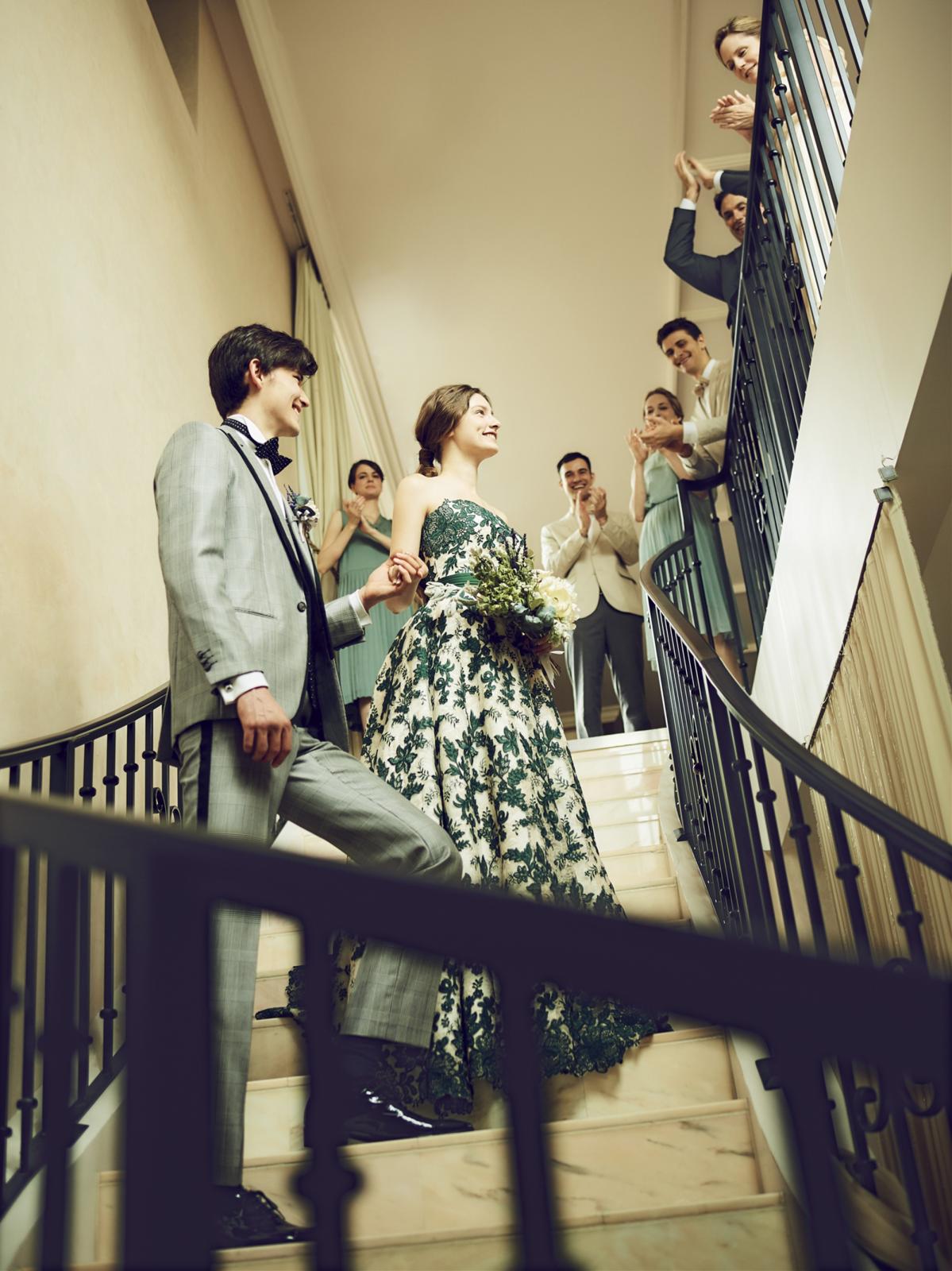 入場シーンもシンプルに、自然体に。音楽にあわせゆっくりと階段をあがる姿には上品さが感じられる