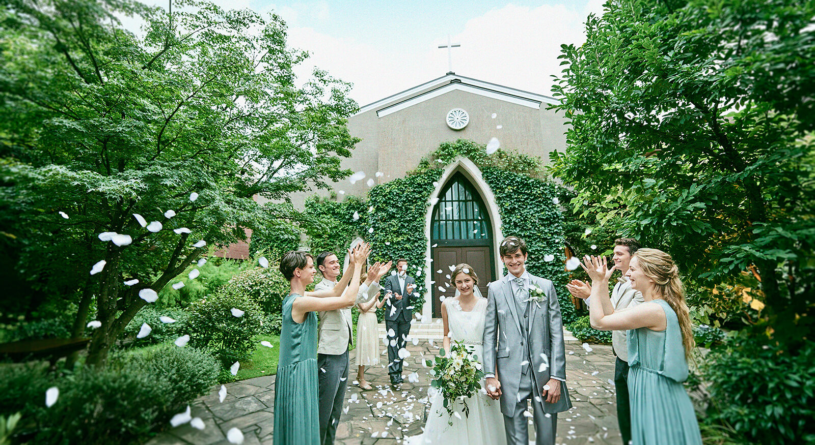 ゲストからの温かい祝福を受け、二人の表情にも笑顔が浮かぶ