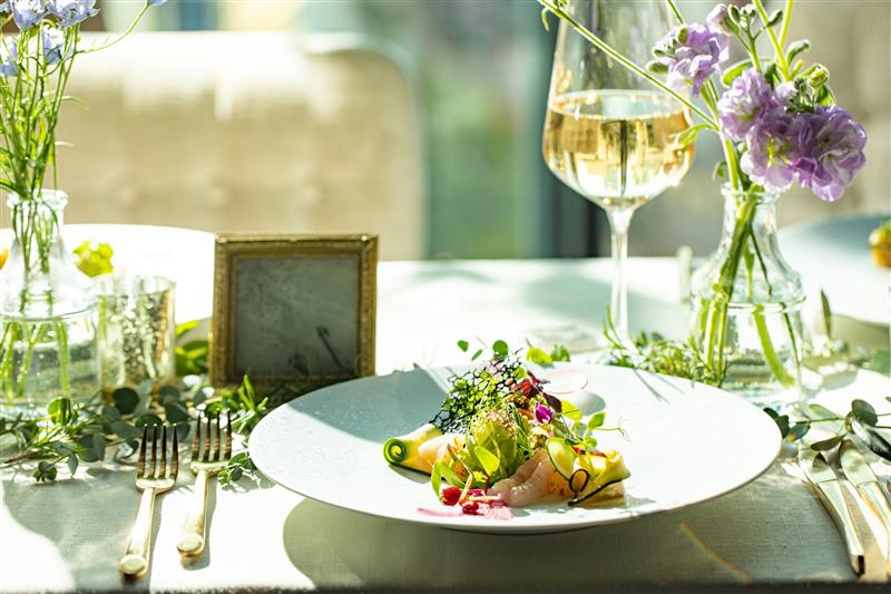 一軒家貸切の当館はスタッフもおふたりとゲストの貸切。行き届いたサービスでおもてなしが叶う