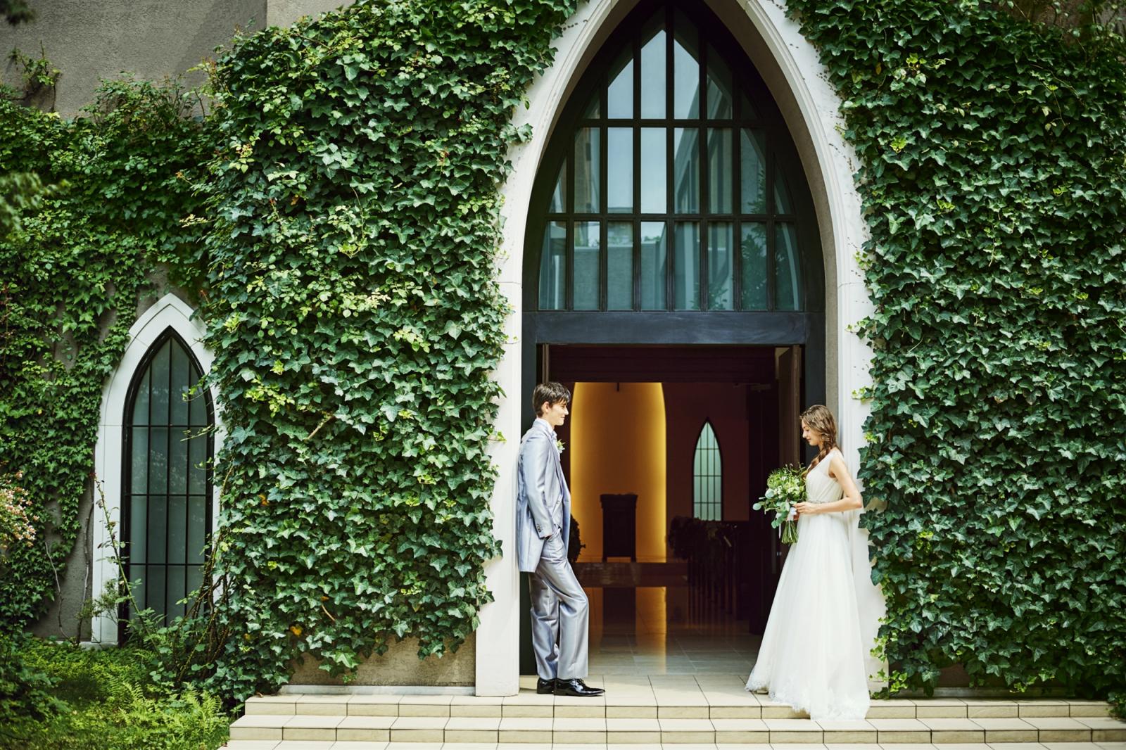 春には桜や、淡い白やピンクのバラが咲き、秋には紅葉も楽しめる四季折々の風情が感じられる中庭