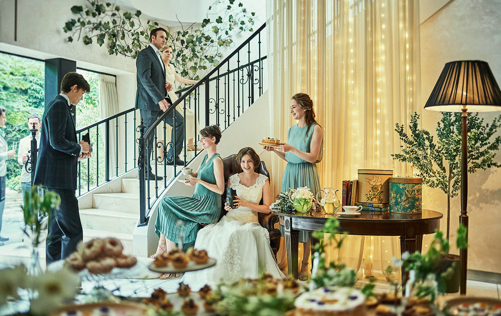 ガーデンに隣接するロビーからも中庭の緑を眺めることができる。<br />
雨天時にはロビーを使ってデザートビュッフェなどを演出を楽めるので安心