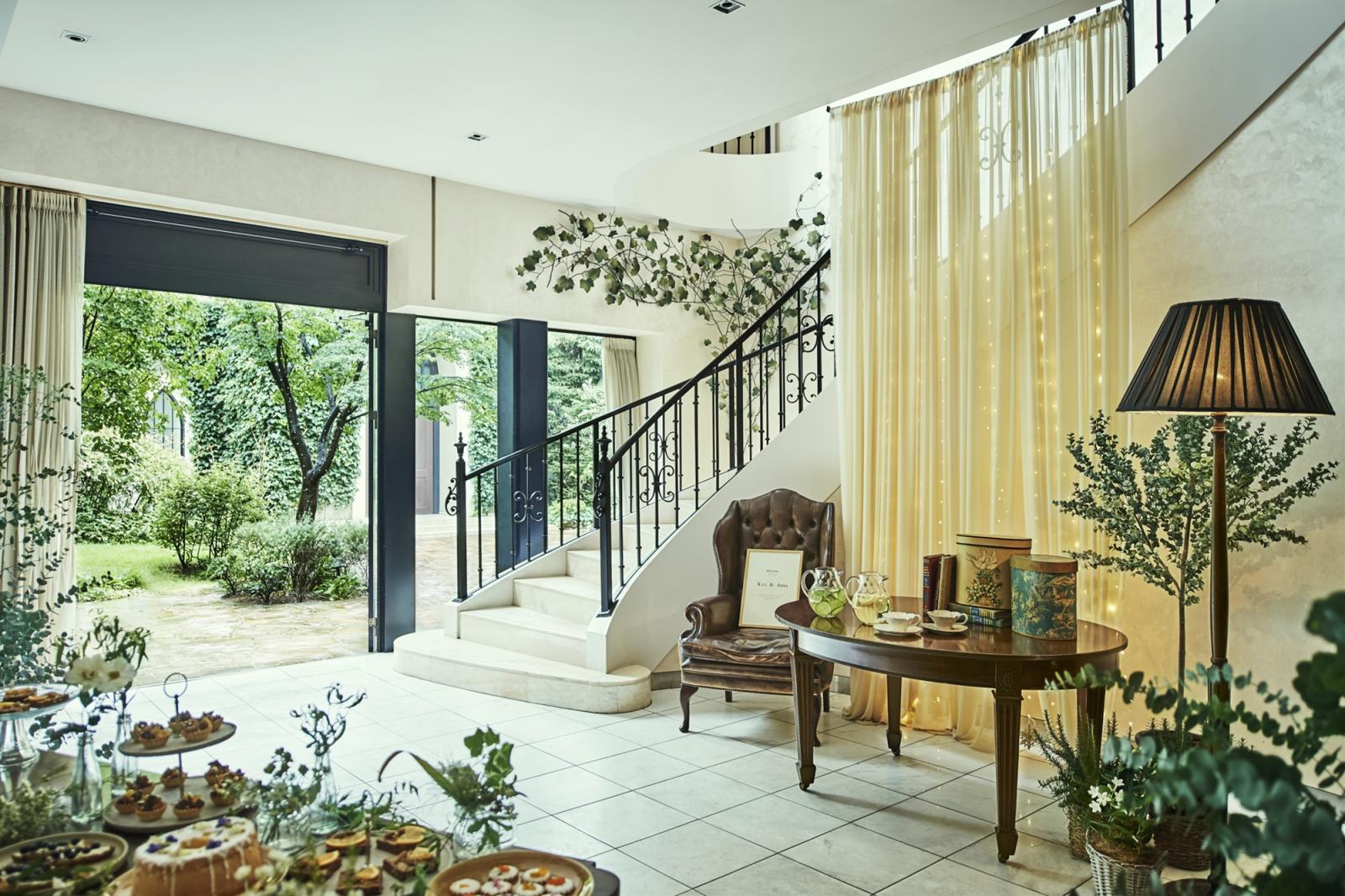 階段下にはアンティークソファーやガーランドがあり人気のフォトブースになっている