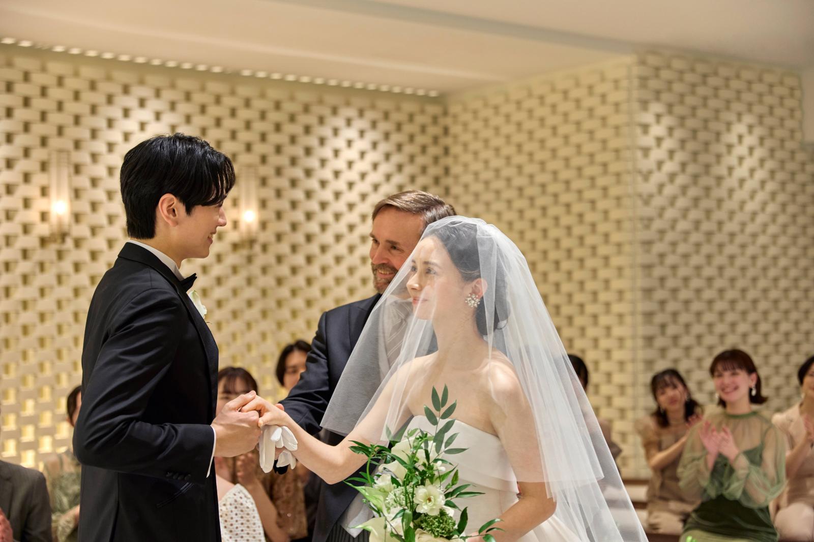虔山でひとつひとつ手作りされた石造りのタイルがサイドまで施され、美しい花嫁姿を彩ります。