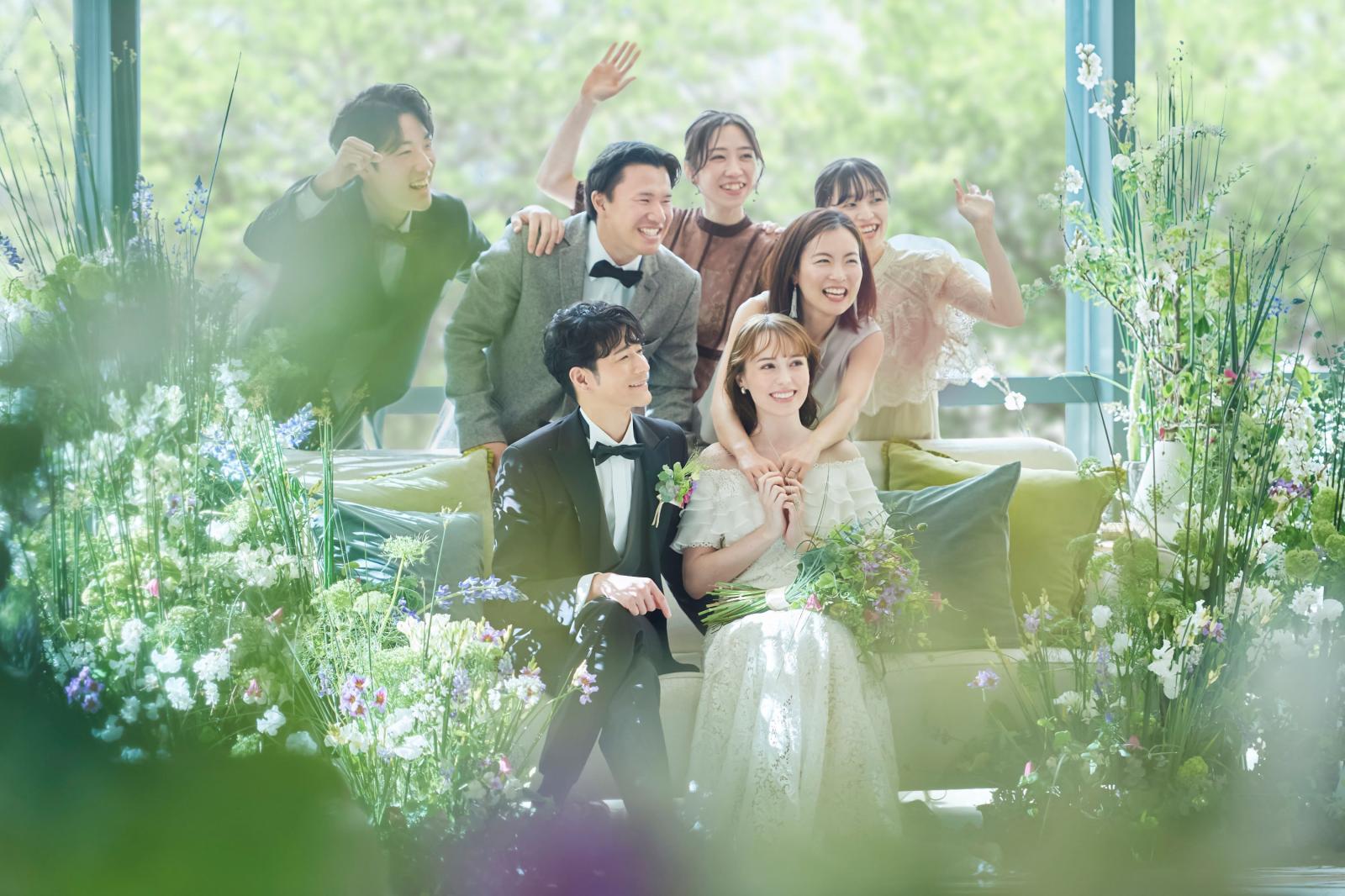 ゲストと近い距離で楽しめるソファスタイルウエディングも人気。