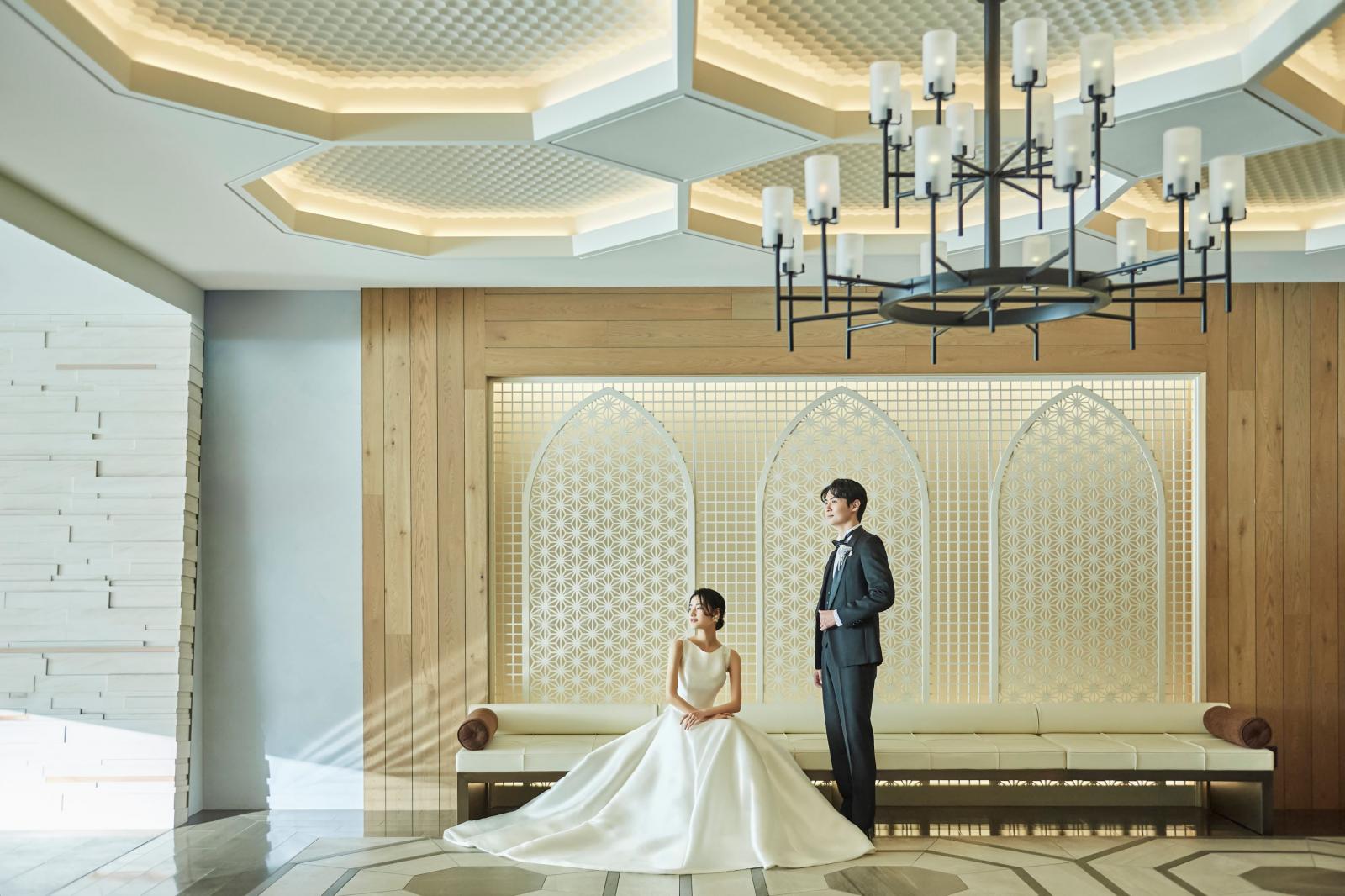 開放感あふれるロビーにはドリンクや一口サイズのカナッペをご用意。ゆったりとしたひと時が過ごせる