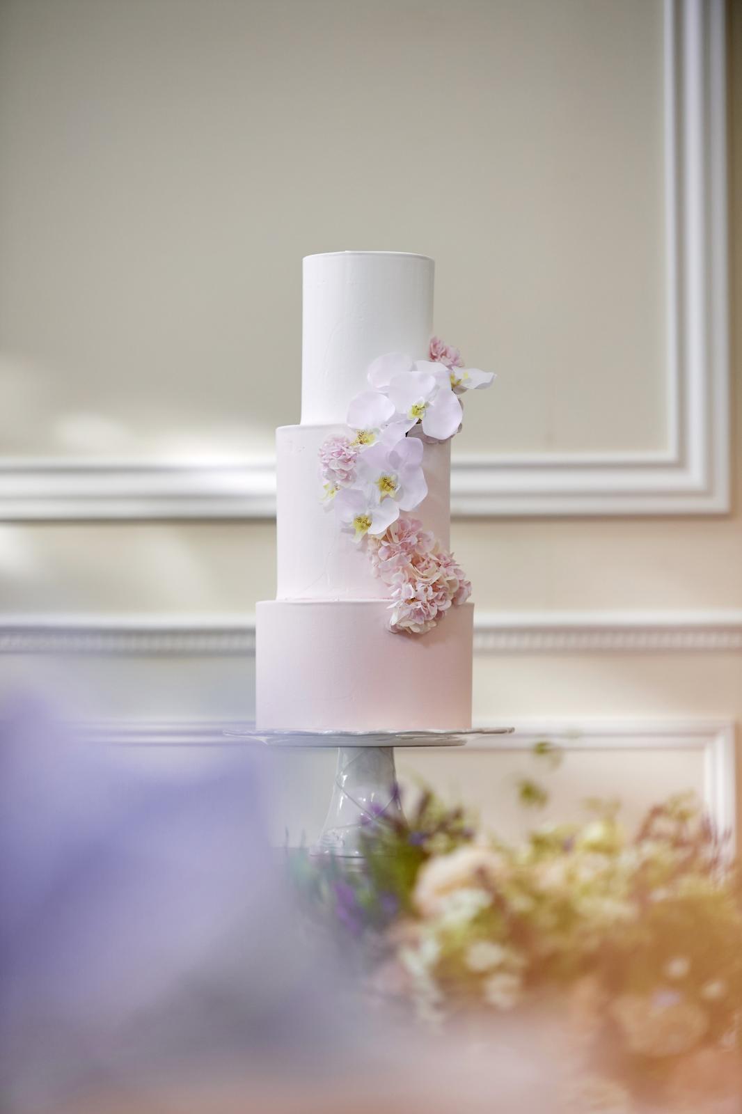 シンプルな3段のケーキにフラワーでデコレーション