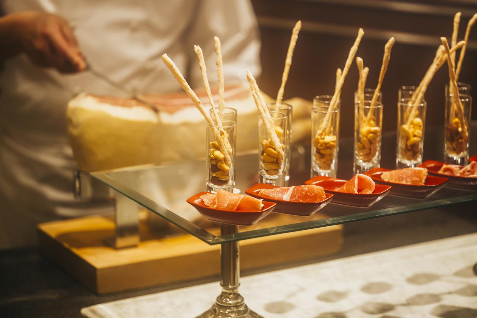 挙式の後は、併設のロビーでのウエルカムパーティを。かわいいカナッペを片手にゲストとの歓談を楽しんで。